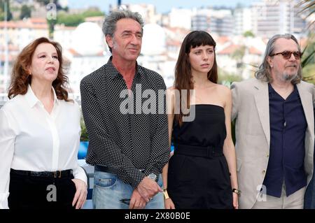 Stefania Sandrelli, Paolo Sorrentino, Celeste dalla porta e Gary Oldman beim Photocall zum Kinofilm Parthenope auf dem Festival de Cannes 2024 / 77. Internationale Filmfestspiele von Cannes am Palais des Festivals. Cannes, 22.05.2024 *** Stefania Sandrelli, Paolo Sorrentino, Celeste dalla porta e Gary Oldman al photocall per il lungometraggio Parthenope al Festival de Cannes 2024 77 Festival Internazionale di Cannes al Palais des Festivals Cannes, 22 05 2024 foto:xD.xBedrosianx/xFuturexImagex parthenope 4502 Foto Stock