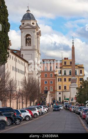 Roma, Italia - 17 marzo 2018: La chiesa della Santissima Trinità dei Monti è una chiesa cattolica del tardo Rinascimento titolare a Roma, in Italia centrale Foto Stock