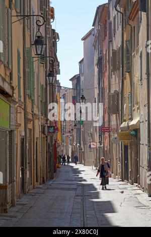 Tolone, Francia - 24 marzo 2019: Rue de Pomet è una strada stretta nella città vecchia che conduce all'Opera. Foto Stock