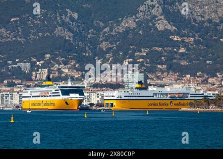 Tolone, Francia - 24 marzo 2019: Due traghetti che collegano la Corsica e la Sardegna al porto di Tolone. Foto Stock