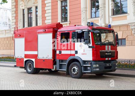 Odessa, Ucraina - giugno 28 2018: Camion dei pompieri parcheggiato nella città vecchia vicino al municipio di Odessa. Foto Stock