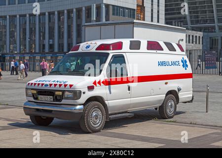 Kiev, Ucraina - 06 luglio 2018: Ambulanza parcheggiata fuori dallo Stadio Olimpico. Foto Stock