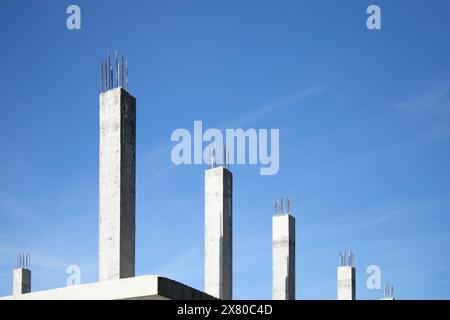 Cemento armato con armature in acciaio . Costruzione di un edificio industriale Foto Stock