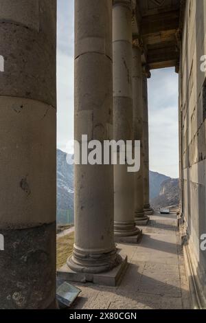 Tempio DI GARNI: Sito archeologico di Garni in Armenia, gennaio 2024 IV., podio del tempio di Garni (laterale), colonnati, vista parziale della cresta montana. Foto Stock