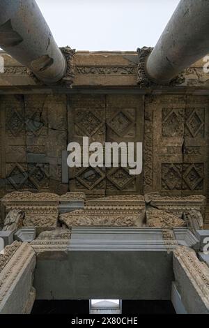 Tempio di GARNI: Sito archeologico di Garni in Armenia, gennaio 2024 vi., ingresso del tempio di Garni: Podio / Portico all'architrave Foto Stock