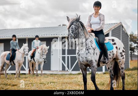 Donna, campagna ed equitazione o ritratto equestre, cavallo Appaloosa e amici in un ranch agricolo. Sport all'aperto, hobby e vacanze in Foto Stock