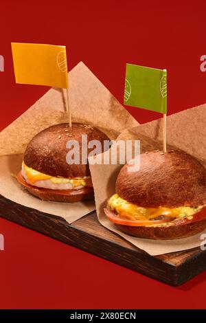 Due hamburger con polpette di pollo e manzo su un bordo di legno Foto Stock
