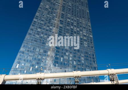 Vista di One Manhattan Square (conosciuta anche come 225 Cherry Street o 252 South Street) grattacielo residenziale di lusso, dal Manhattan Bridge, New York City Foto Stock