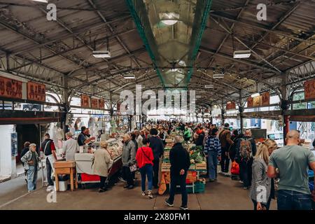 Antibes, Francia - 12 novembre 2022: Mercato provenzale ad Antibes il sabato pomeriggio Foto Stock