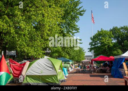 Ann Arbor, Stati Uniti. 20 maggio 2024. Ann Arbor, Michigan - tende create dagli studenti dell'Università del Michigan il 20 maggio 2024 in solidarietà con le vittime dei bombardamenti israeliani a Gaza. Meno di 24 ore dopo, la polizia universitaria usò lo spray al peperoncino per smantellare con la forza l'accampamento, dicendo che era una minaccia per la sicurezza degli studenti. Crediti: Jim West/Alamy Live News Foto Stock