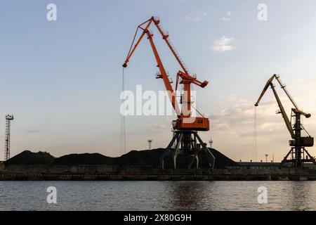 Sagome delle gru portuali nel porto marittimo di Kaliningrad, Russia Foto Stock