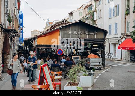 Antibes, Francia - 12 novembre 2022: Mercato provenzale ad Antibes il sabato pomeriggio Foto Stock