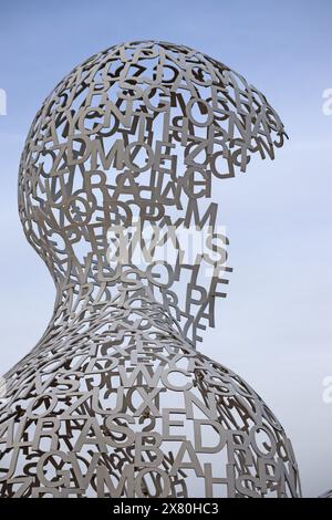 Antibes, Francia - 12 novembre 2022: "Nomade", una scultura in pizzo fatta di lettere dell'alfabeto di Jaume Plensa Foto Stock