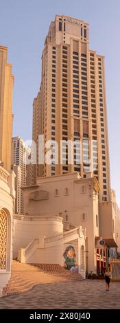 Un panorama verticale, del Jumeriah Beach Residence presso il JBR Walk di Dubai. Foto Stock