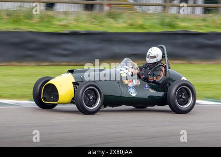 Christopher Phillips nella sua Cooper-Bristol Mk2 T23 del 1953 durante la Parnell Cup. 2024 Goodwood 81st Member's Meeting, Sussex, Regno Unito Foto Stock