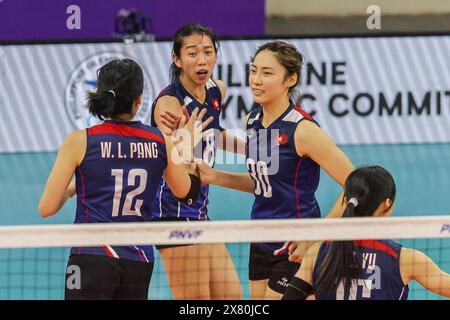 Manila, Filippine. 22 maggio 2024. Le giocatrici di Hong Kong celebrano dopo aver segnato un punto durante la partita di biliardo B tra Hong Kong e Vietnam alla Asian Women's Volleyball Challenge Cup 2024 a Manila, nelle Filippine, 22 maggio 2024. Crediti: Rouelle Umali/Xinhua/Alamy Live News Foto Stock