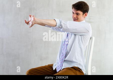 Cretini fisici per i lavoratori in ufficio sulla sedia Foto Stock