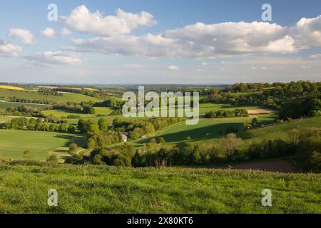 Vista da Inkpen Hill sulla campagna primaverile e sul borgo di Combe, Combe, Hampshire, Inghilterra, Regno Unito, Europa Foto Stock