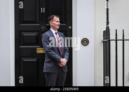 Londra, Regno Unito. 21 maggio 2024. Jeremy Hunt, Cancelliere dello Scacchiere, attende fuori dal numero 11 di Downing Street Kristalina Georgieva, amministratore delegato del Fondo monetario internazionale e la sua delegazione. Il comportamento e lo sguardo approfondito dell'FMI sull'economia del Regno Unito questo mese, i funzionari dovrebbero effettuare la verifica annuale dello stato di salute, esaminando anche attentamente se si raccomandano tagli fiscali o alla spesa dopo le elezioni generali di quest'anno. Crediti: Imageplotter/Alamy Live News Foto Stock