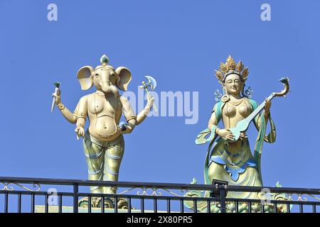 Statue di divinità indù in un monastero di Pharping, Nepal Foto Stock