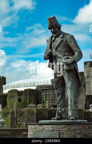 Statua dell'eroe locale e celebrità Tommy Cooper di fronte al castello di Caerphilly all'inizio della primavera, Galles Foto Stock