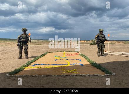 Pabrade, Lituania. 22 maggio 2024. Due soldati stanno di fronte a una buca di sabbia con lo scenario dell'esercitazione. Nella base militare di Pabrade, i soldati tedeschi partecipano all'esercitazione di difesa NATO "Steadfast Defender”, la più grande manovra NATO dalla fine della guerra fredda circa 35 anni fa. Crediti: Alexander Welscher/dpa/Alamy Live News Foto Stock