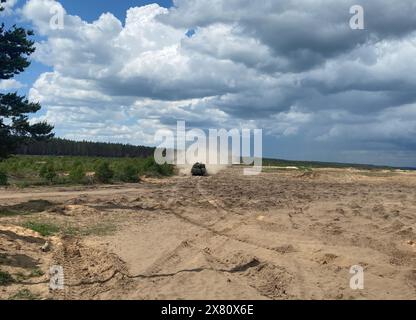 Pabrade, Lituania. 22 maggio 2024. Un obice semovente attraversa l'area di addestramento. Nella base militare di Pabrade, i soldati tedeschi prendono parte all'esercitazione di difesa NATO "Steadfast Defender”, la più grande manovra NATO dalla fine della guerra fredda circa 35 anni fa. Crediti: Alexander Welscher/dpa/Alamy Live News Foto Stock