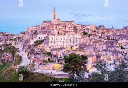 Tramonto/ora blu sopra i vecchi Sassi di Matera, la città vecchia scavata nelle rocce Matera quartiere di Matera Basilicata Italia meridionale, Europa Foto Stock