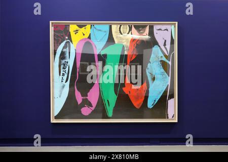 Nizza, Francia - 21.11.2022: Opera d'arte "Diamond Dust Shoes" dell'artista Andy Warhol, acrilico e serigrafia con polvere di diamanti sulla pittura, 1980. Esposto Foto Stock