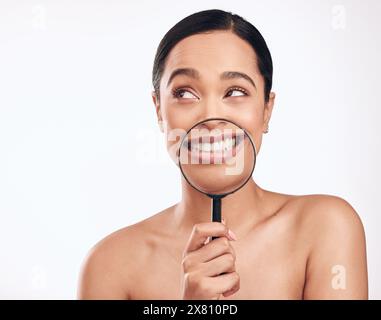 Donna, lente d'ingrandimento e denti per l'igiene dentale in studio con salute, benessere e cura di sé. Sorridi, bocca e risultati dello sbiancamento Foto Stock