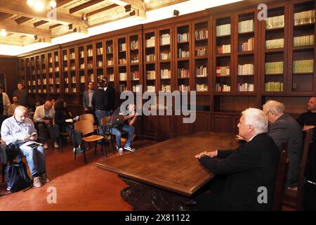 Bologna, Italia - Cronaca - 22 maggio 2024 - Conferenza stampa su «una nuova luce per la Basilica di Santo Stefano», nuovo impianto di riscaldamento, più efficiente e sostenibile. Con monsignorGianluigi Nuvoli, legale rappresentante dell'ente Basilica di Santo Stefano, frate Francesco Mazzon economo della Basilica di Santo Stefano, Gian Luca Galletti, presidente Emil Banca. - (Foto Michele Nucci/LaPresse) News - Bologna, Italia - 22 maggio 2024 - Bologna - Conferenza stampa su «Una nuova luce per la Basilica di Santo Stefano» - (foto Michele Nucci/LaPresse) Foto Stock