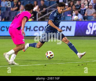 Kansas City, Kansas, Stati Uniti. 21 maggio 2024. Al centro dell'azione, l'attaccante dello Sporting KC DANIEL SALLOI #10 guida l'attacco durante la seconda metà della partita della Lamar Hunt Open Cup al Children's Mercy Park di Kansas City, Kansas, il 21 maggio 2024. (Credit Image: © Serena S.Y. Hsu/ZUMA Press Wire) SOLO PER USO EDITORIALE! Non per USO commerciale! Crediti: ZUMA Press, Inc./Alamy Live News Foto Stock