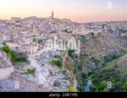 Tramonto/ora blu sopra i vecchi Sassi di Matera, la città vecchia scavata tra le rocce UNESCO Matera distretto di Matera Basilicata Italia meridionale, Europa Foto Stock