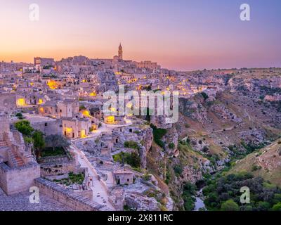 Tramonto/ora blu sopra i vecchi Sassi di Matera, la città vecchia scavata tra le rocce UNESCO Matera distretto di Matera Basilicata Italia meridionale, Europa Foto Stock