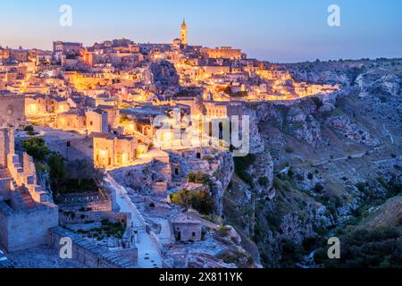 Tramonto/ora blu sopra i vecchi Sassi di Matera, la città vecchia scavata tra le rocce UNESCO Matera distretto di Matera Basilicata Italia meridionale, Europa Foto Stock