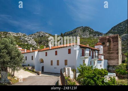 Monastero di San Nicola Galataki (Monastero di Galataki), abbazia femminile nel massiccio del Monte Kantili, torre medievale sulla destra, vicino a Limni, isola di Evia, Grecia Foto Stock