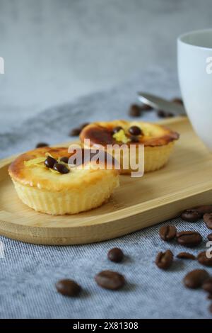 Cheesecake Skyr senza zucchero con limone e crema di formaggio a basso contenuto di grassi Foto Stock