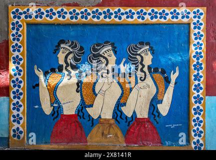 Affresco Ladies in Blue, ispirato all'originale esposto al Museo Archeologico di Heraklion, di Chryssa Damianidou, 2019, Heraklion, Creta, Grecia Foto Stock