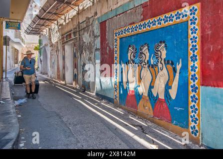 Affresco Ladies in Blue, ispirato all'originale esposto al Museo Archeologico di Heraklion, di Chryssa Damianidou, 2019, Heraklion, Creta, Grecia Foto Stock