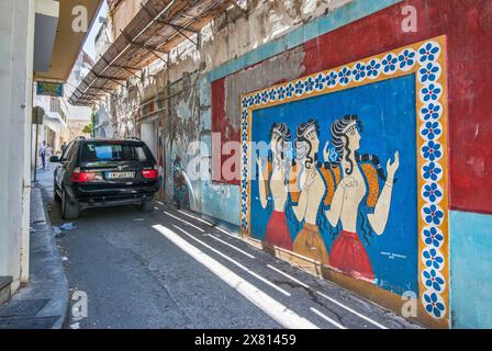 Affresco Ladies in Blue, ispirato all'originale esposto al Museo Archeologico di Heraklion, di Chryssa Damianidou, 2019, Heraklion, Creta, Grecia Foto Stock