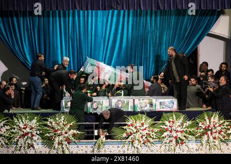 Teheran, Iran. 21 maggio 2024. Gli organizzatori della cerimonia di lutto portano le bare del defunto presidente Ebrahim Raisi e del ministro degli Esteri, insieme ad altri morti nell'incidente in elicottero di domenica, alla grande Moschea dell'Imam Khomeini, Teheran, Iran, il 21 maggio 2024. L'incidente è avvenuto in una regione montuosa del nord-ovest del paese. (Foto di Sobhan Farajvan/Pacific Press/Sipa USA) credito: SIPA USA/Alamy Live News Foto Stock