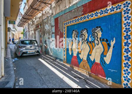 Affresco Ladies in Blue, ispirato all'originale esposto al Museo Archeologico di Heraklion, di Chryssa Damianidou, 2019, Heraklion, Creta, Grecia Foto Stock