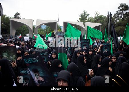 Teheran, Iran. 21 maggio 2024. I lutti reggono bandiere e manifesti del defunto presidente iraniano Ebrahim Raisi presso la grande Moschea dell'Imam Khomeini a Teheran, Iran, martedì 21 maggio 2024, durante una cerimonia funebre per lui e i suoi compagni che sono stati uccisi in un incidente in elicottero domenica in una regione montuosa del nord-ovest del paese. (Foto di Sobhan Farajvan/Pacific Press/Sipa USA) credito: SIPA USA/Alamy Live News Foto Stock