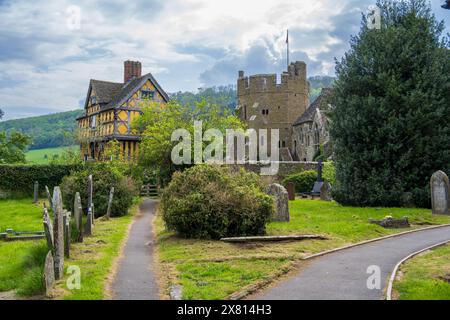 Il castello di Stokesay, nella valle dello Shropshire, fu costruito nel 1280 dal ricco mercante di lana Laurence di Ludlow. Il legno incorniciava Gatehouse W. Foto Stock