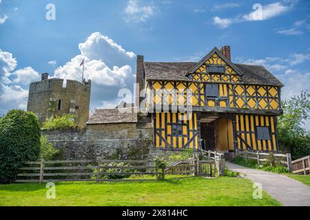 Il castello di Stokesay, nella valle dello Shropshire, fu costruito nel 1280 dal ricco mercante di lana Laurence di Ludlow. Il legno incorniciava Gatehouse W. Foto Stock