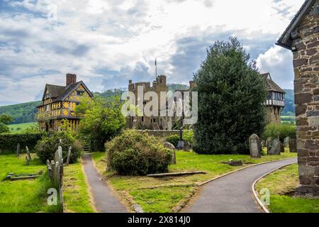 Il castello di Stokesay, nella valle dello Shropshire, fu costruito nel 1280 dal ricco mercante di lana Laurence di Ludlow. Il legno incorniciava Gatehouse W. Foto Stock