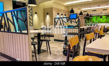 Praga, Repubblica Ceca - 20 maggio 2024: Il cameriere robot serve cibo al ristorante UGO Foto Stock