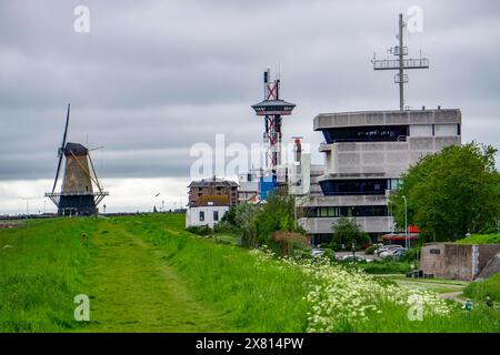 L'Oranjedijk, sulla Westerschelde vicino a Vlissingen, sulla sinistra l'Oranjemolen, la torre di osservazione Arsenalturm, il centro di controllo VTS-Scheldt, la navigazione Foto Stock
