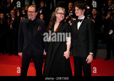 Cannes, Francia. 21 maggio 2024. Gary Oldman, Gisele Schmidt e William Schmidt partecipano al tappeto rosso ''Parthenope'' al 77° Festival annuale di Cannes al Palais des Festivals il 21 maggio 2024 a Cannes, Francia. (Foto di Daniele Cifala/NurPhoto) credito: NurPhoto SRL/Alamy Live News Foto Stock