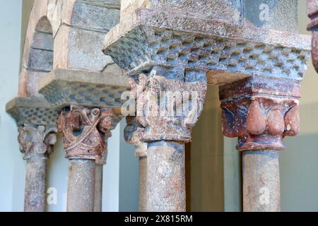 Peces del claustre de Sant Pere de les Puel-les, S. XII - XIII, Procedeixen de l'Antic monestir de Sant Pere de les Puel-les de Barcelona, solo camera medievale Foto Stock